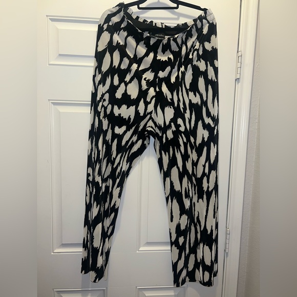 2-piece Boutique-find Black and White Patterned Cardigan and Pant Set - Picture 2 of 3